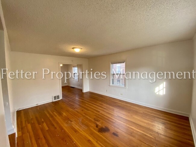 Building Photo - 933