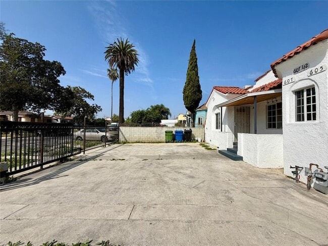 Photo - 607 W 101st St House