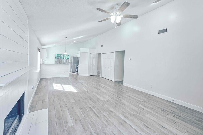 Building Photo - 303 D St
