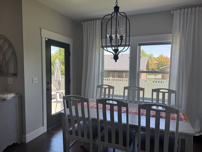 Building Photo - Stunning 6-Bedroom, 3-Bath Home in Prime L...