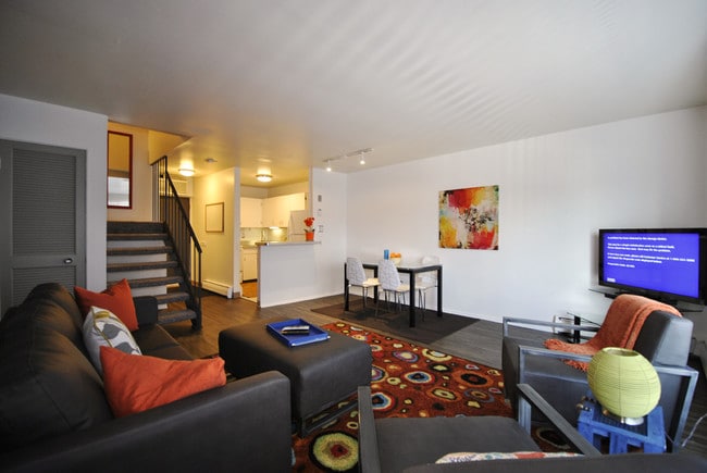 Building Photo - Carriage House Apartments