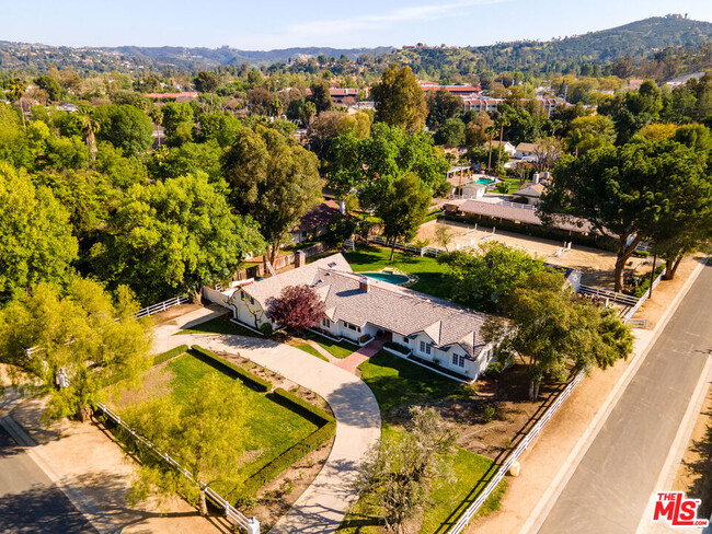 Foto del edificio - 23628 Long Valley Rd