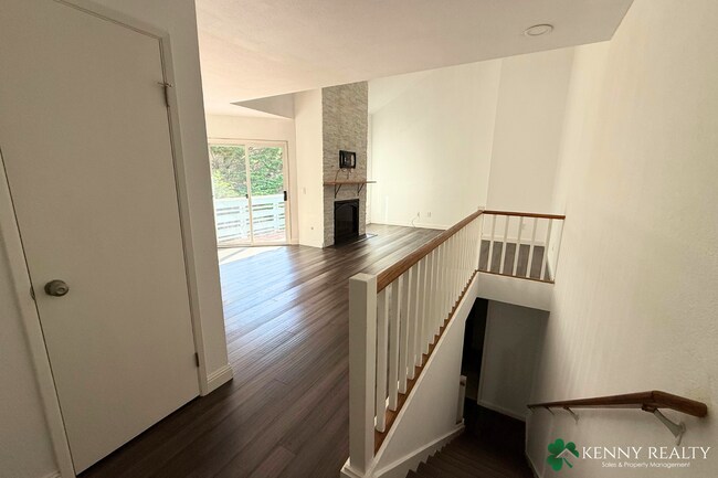 Foto del edificio - Bright 2 Bedroom, 1.5 Bathroom Home with O...