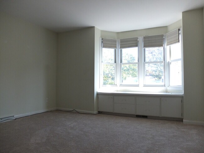Bedroom with newer carpeting - 95 Audubon St