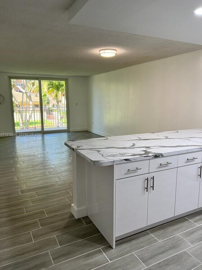 Building Photo - 6940 Miami Gardens Dr