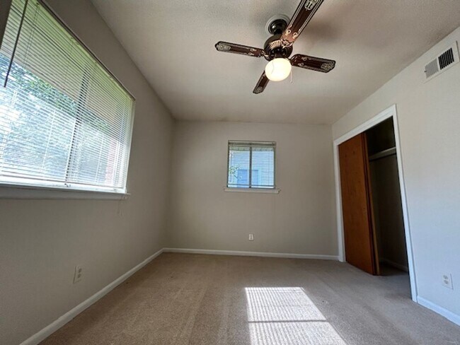 Foto del edificio - 5205 Nelbrook Dr