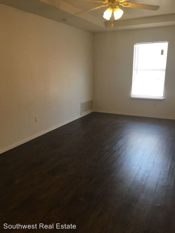 Building Photo - Great floor plan for roommates!