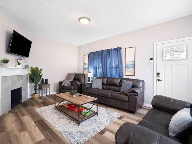 Building Photo - 1415 W 57th St