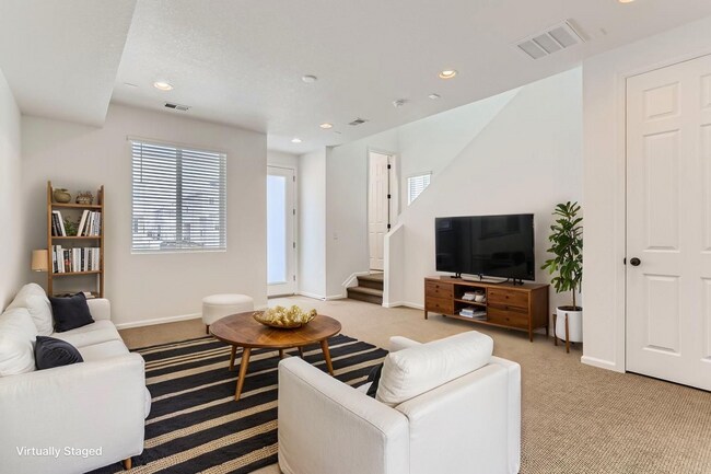 Foto del edificio - Aurora 3BR Townhome | 2-Car Garage, Covered Deck & Modern Finishes