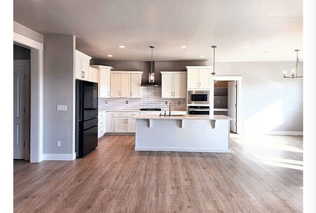 Foto del edificio - Massive 5 Bed Richland Home With 3-Car Gar...