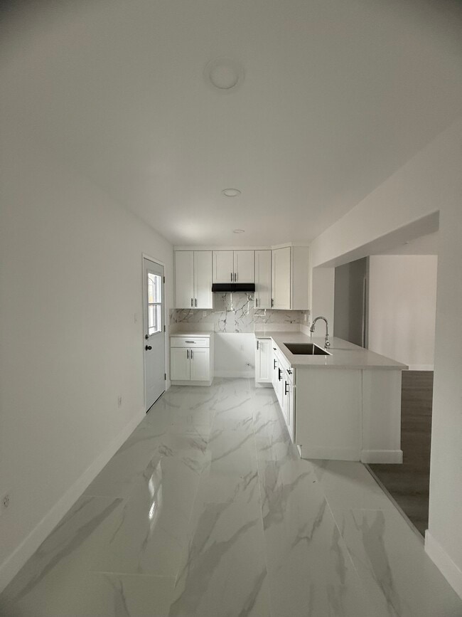 Building Photo - 1212 S Temple Ave