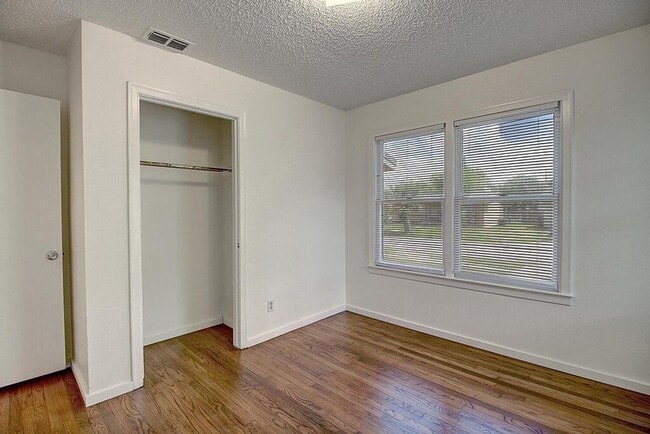 Building Photo - 746 Collingswood Dr