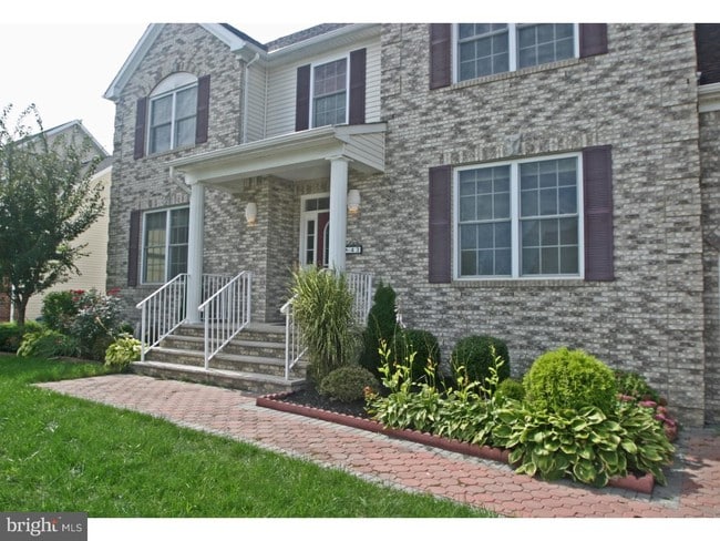 Building Photo - 43 Green Ash St