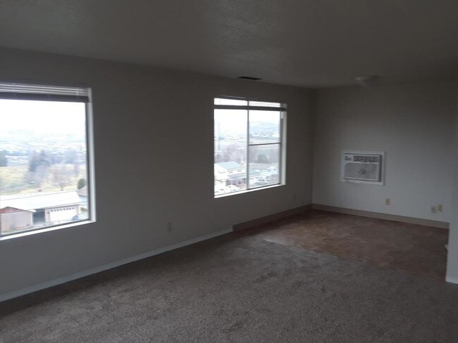 Building Photo - 2209 SW Nye, Apt B