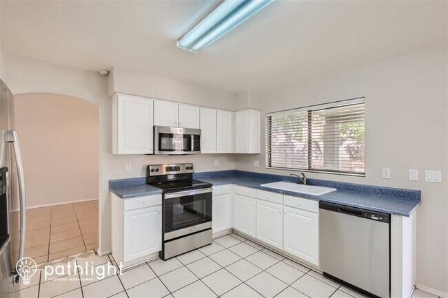 Building Photo - 10374 W Piccadilly Road, Avondale, AZ, 85392