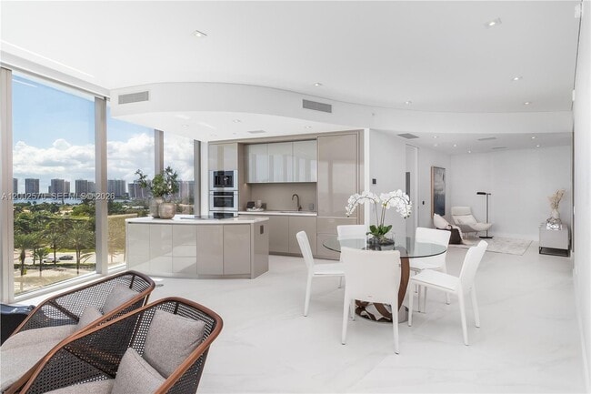 Foto del edificio - 18975 Collins Ave