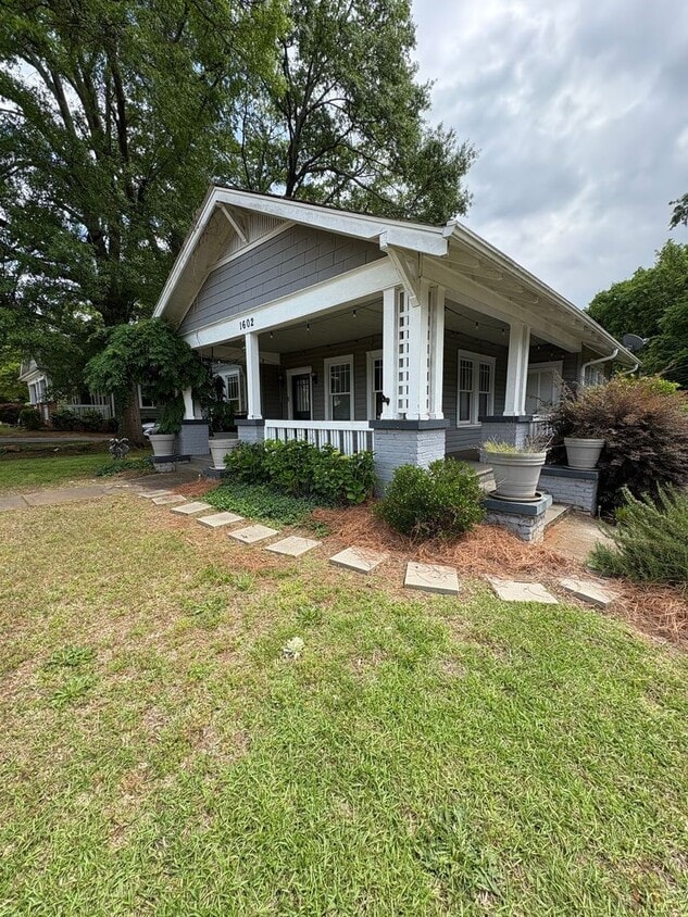 Primary Photo - 3 Bedroom 1.5 bathroom home on East North ...