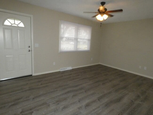 Building Photo - Beautiful Updated Home in North Kansas City!