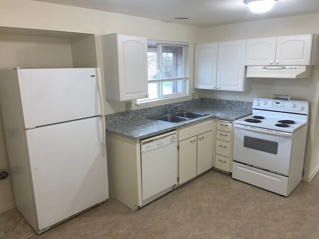 Foto del edificio - Freshly Updated 2 Bed w/ Granite + W/S/G Included – Available Early May!