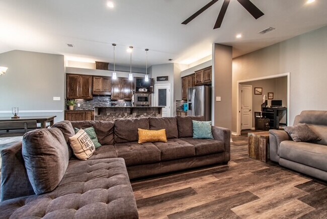 Building Photo - Beautiful Southside Home with Bonus Back Office