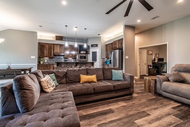 Foto del edificio - Beautiful Southside Home with Bonus Back Office