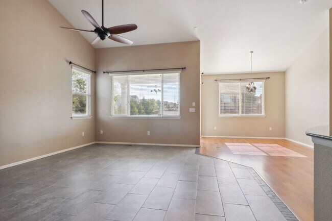 Building Photo - Stunning 3 Bed, 2.5 Bath Single-Family Ran...