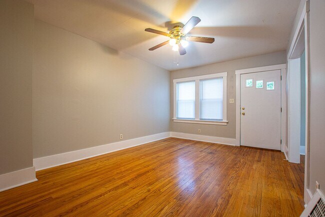 Foto del edificio - 2 Bedroom / 1 Bath Duplex with Garage in Askarben!
