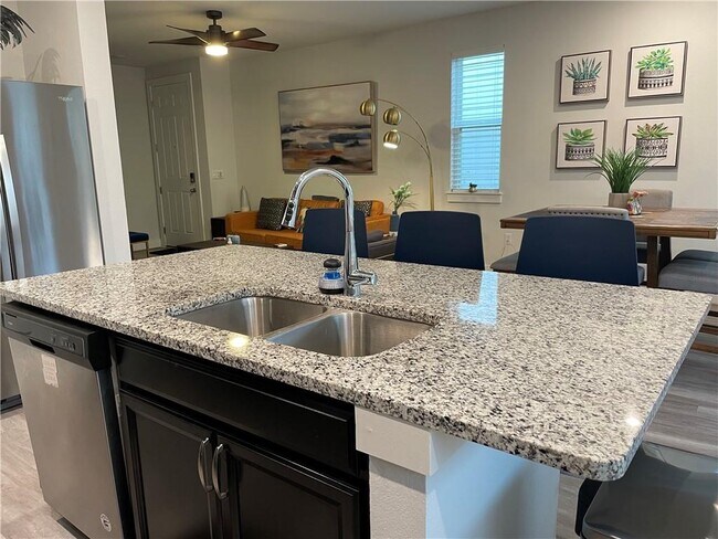 Foto del edificio - 7105 Silver Star Ln