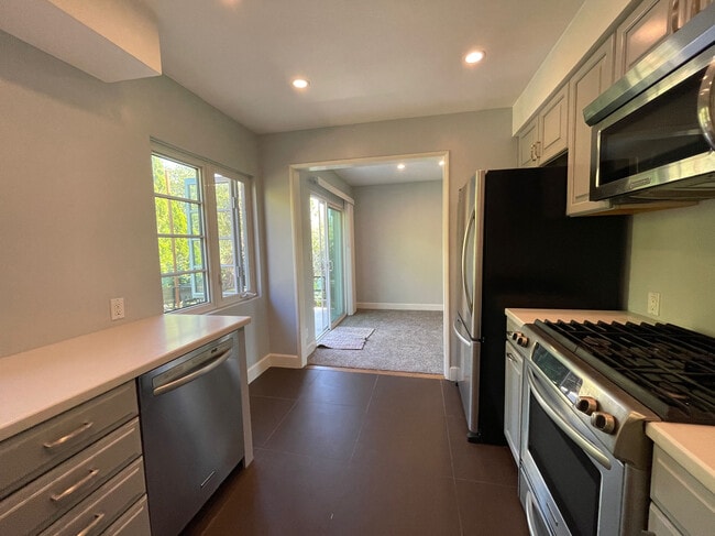 Kitchen - 4507 Finley Ave