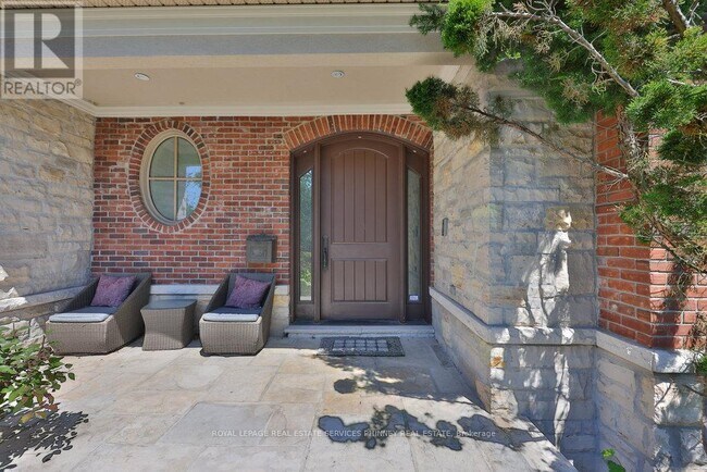 Building Photo - 1569 Glenhill Crescent