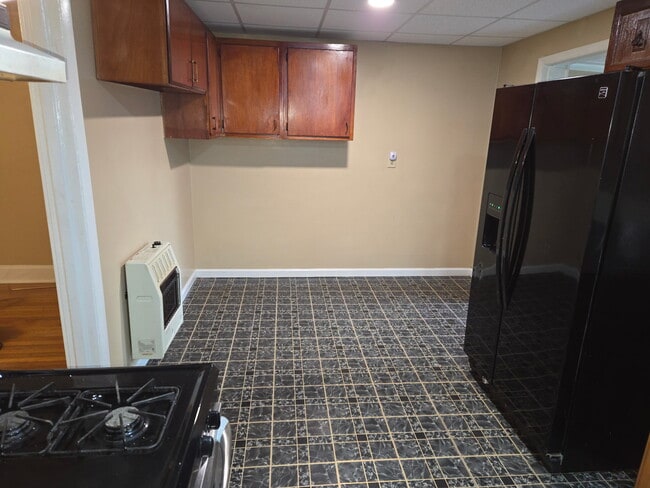 Kitchen - 615 1/2 Maryland Ave