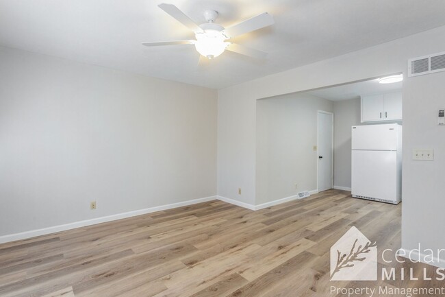 Building Photo - Updated 2 Bedroom Duplex With Basement Sto...