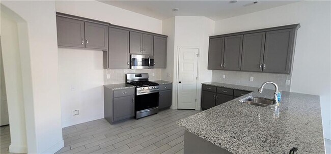 Building Photo - 5908 NW Ettie May St