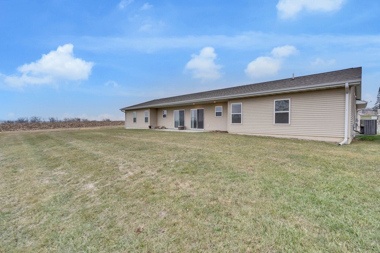 Building Photo - Summerland Twin Homes