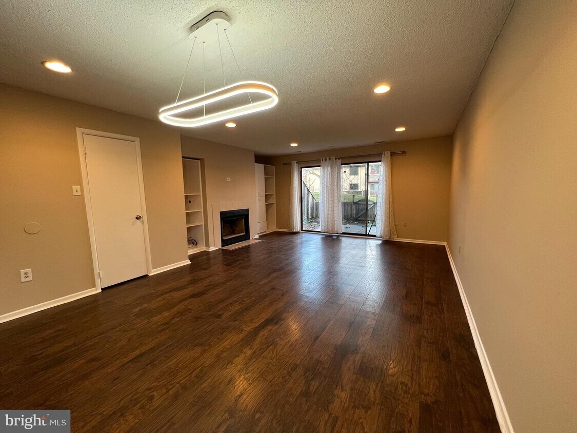 Primary Photo - 215 Hampshire Dr