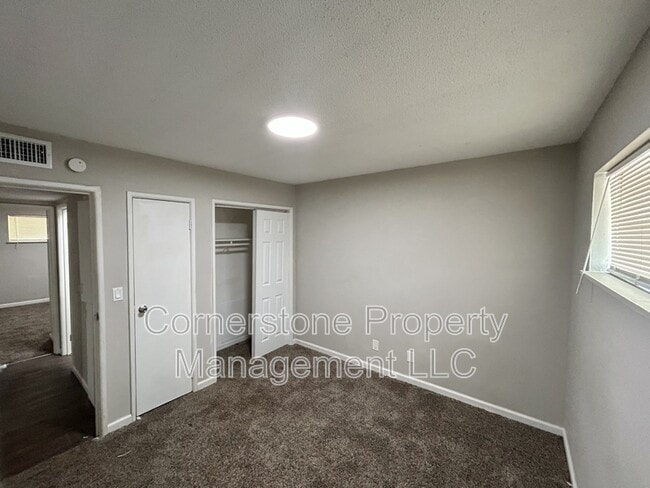 Building Photo - 2506 Redbud Ln