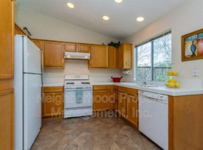 Building Photo - 2326 E Jordan Ave