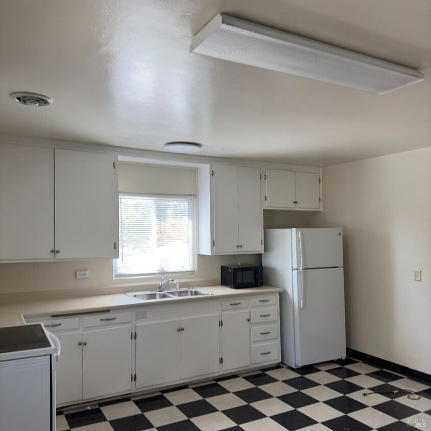 Primary Photo - 424 1st St