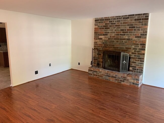 Building Photo - 4 BEDROOM HOME IN EAST FAYETTEVILLE! READY...