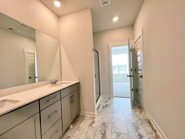 Building Photo - 633 Birdie Dr