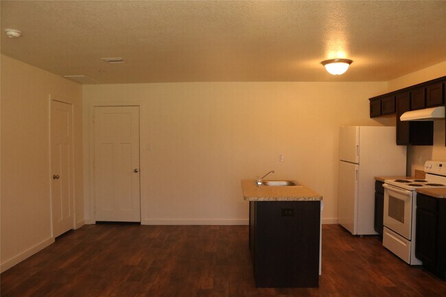 Building Photo - 10535 Mills Rd