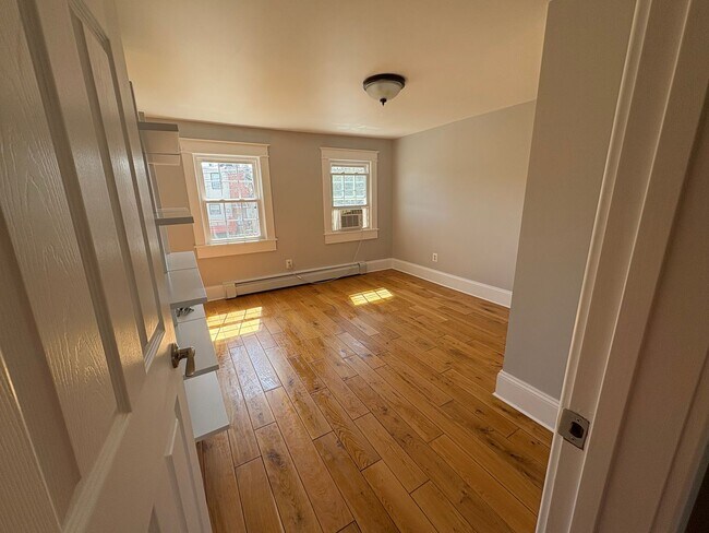 Foto del edificio - NEW Lower Price & AVAILABLE NOW  *  NUEVO PRECIO Más Bajo y DISPONIBLE AHORA!