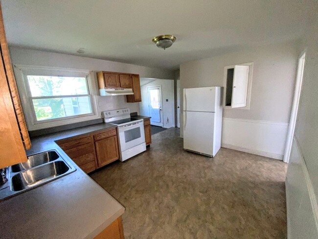 Building Photo - 811 Bella Ln