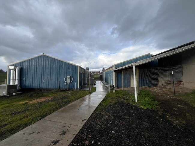 Foto del edificio - 16093 SW Roy Rogers Rd