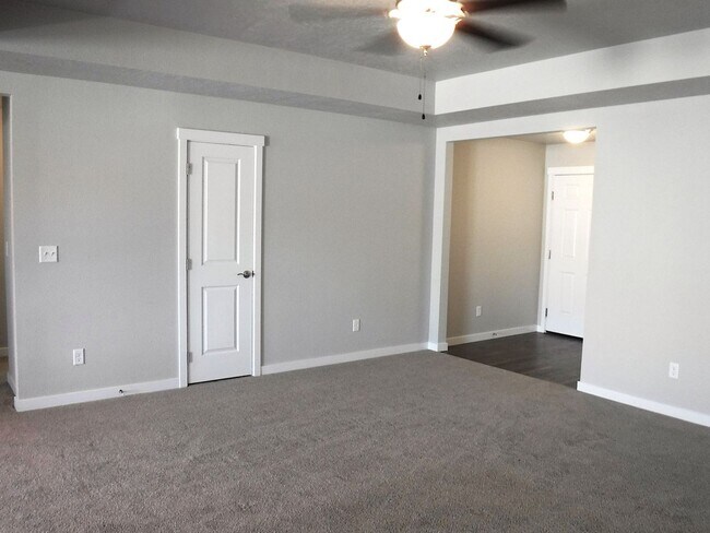 Foto del edificio - Bright and spacious 3 bed, 2 bath home jus...