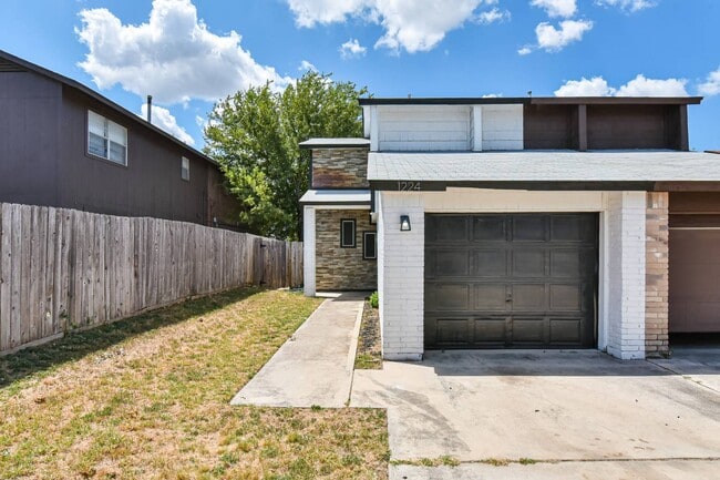 Building Photo - 1224 Westway Cir