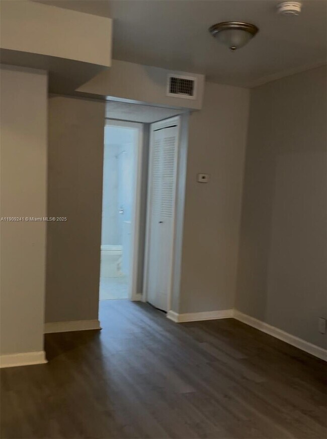 Foto del edificio - 6840 Pembroke Rd