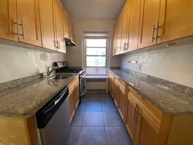 Foto del edificio - 101-111-111 75th Rd