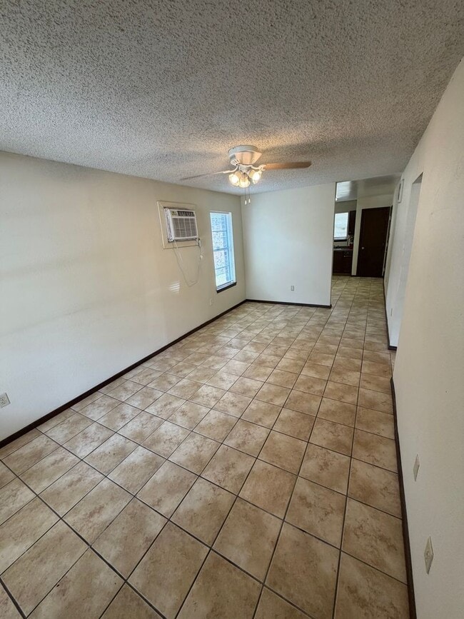 Building Photo - 2343 Elm Park Dr