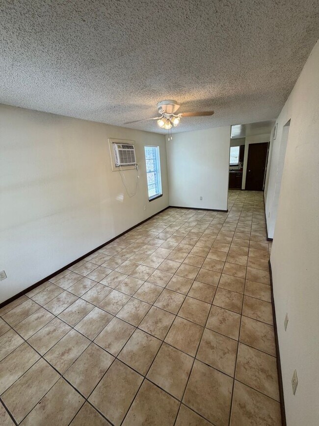 Foto del edificio - 2343 Elm Park Dr